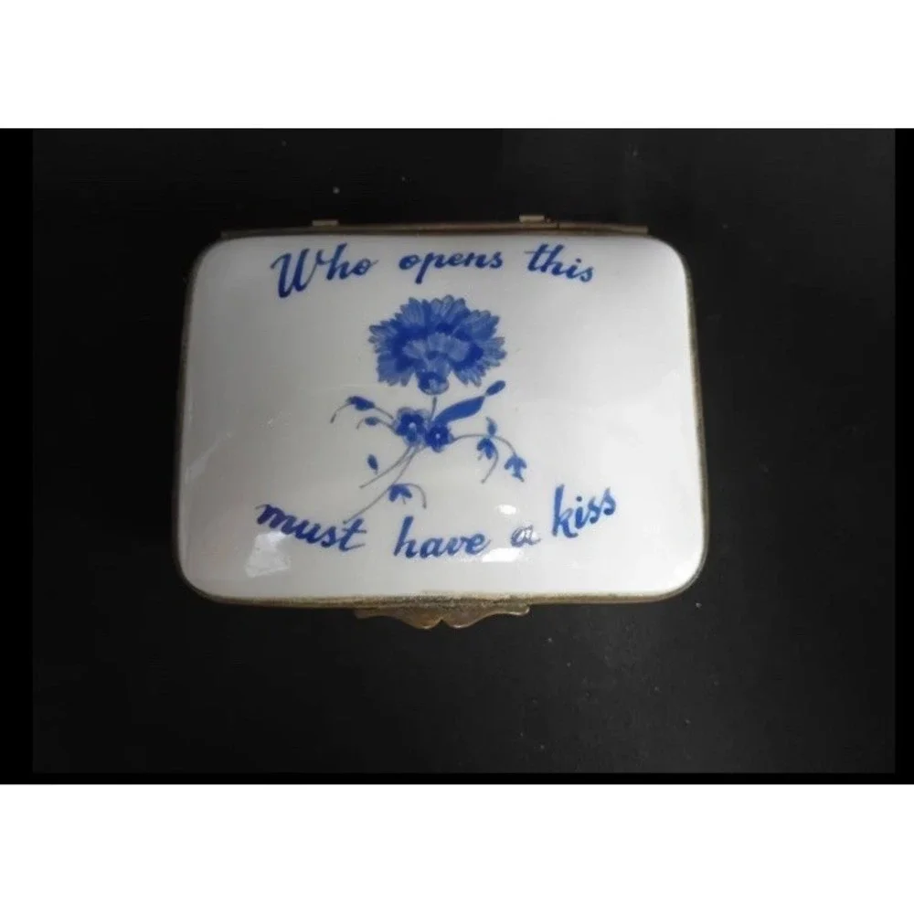 BEAUTIFUL VINTAGE LIMOGES FRANCE HINGED TRINKET BOX WITH FLOWERS AND GOLD ACCENT